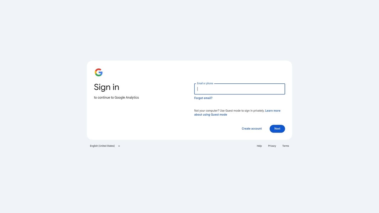 Интерфейс Google Analytics 4 с основными метриками и графиками трафика