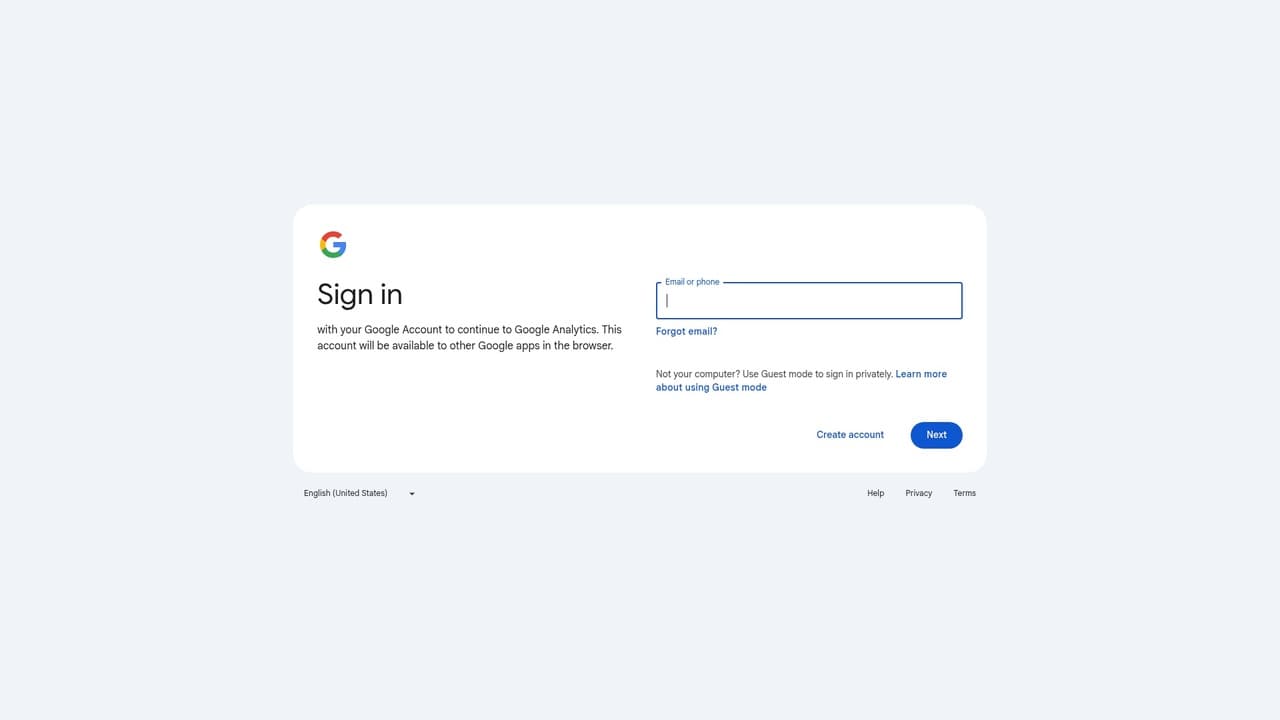 Интерфейс Google Analytics 4 с метриками органического трафика и поведения пользователей